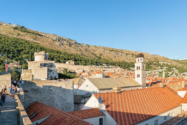 Dubrovnik, Croazia - 19 agosto 2016: Fort Minceta e le mura della città vecchia nella città vecchia di Dubrovnik, Croazia. Sullo sfondo la gente e il campanile del monastero francescano