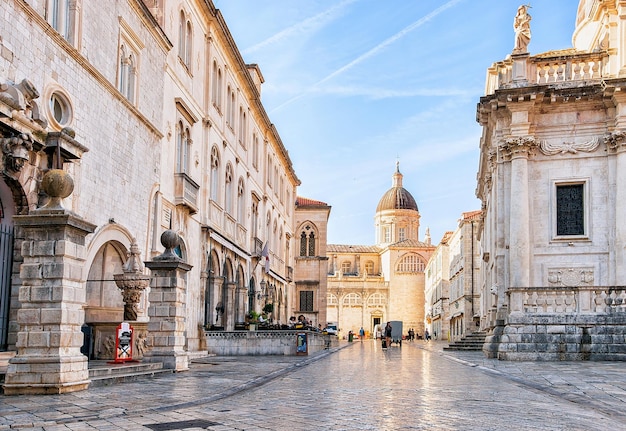 Dubrovnik, Croazia - 20 agosto 2016: Persone alla Cattedrale di Dubrovnik nella città vecchia di Dubrovnik, Croazia