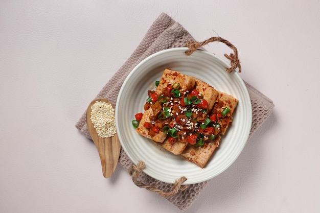 Dubu Jorim è un tofu brasato coreano. Tofu fritto con salsa di soia e peperoncini.