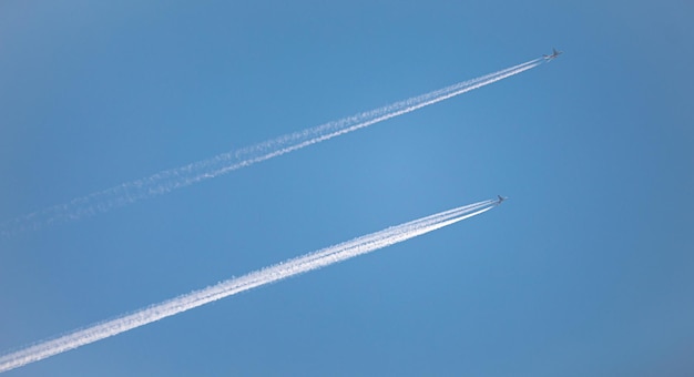 due aerei a reazione nello skydouble pista nel cielo