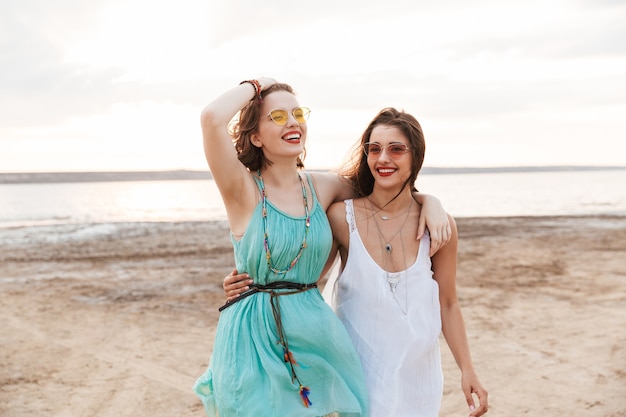 Due allegre amiche che trascorrono del tempo in spiaggia, ridendo