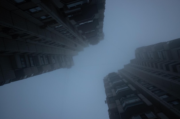 Due alti edifici residenziali immersi in un cielo nebbioso Stile cyberpunk