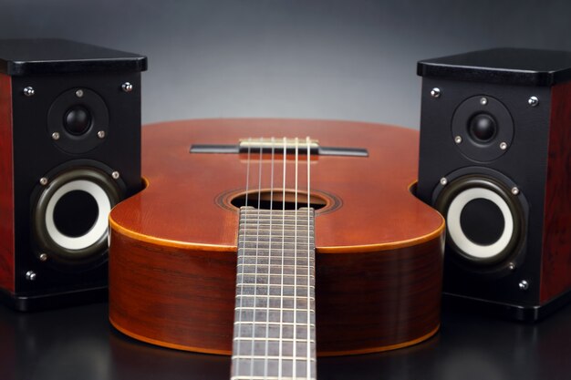 Due altoparlanti audio stereo e chitarra acustica classica