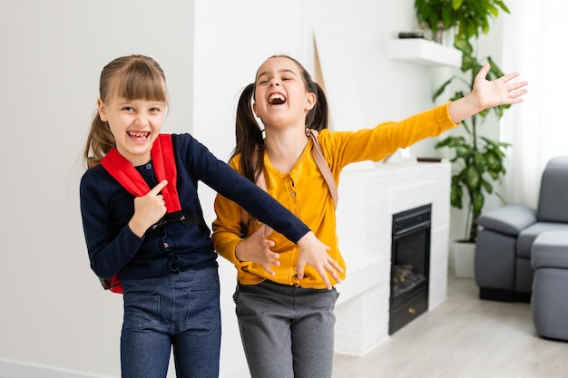 Due alunni delle scuole elementari, Ritorno a scuola.