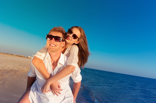 Due amanti sulla spiaggia