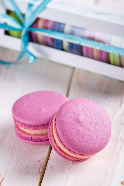 Due amaretti di colore da vicino