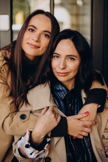 Due amiche al bar insieme