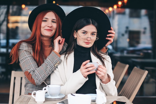 Due amiche che bevono caffè nella caffetteria