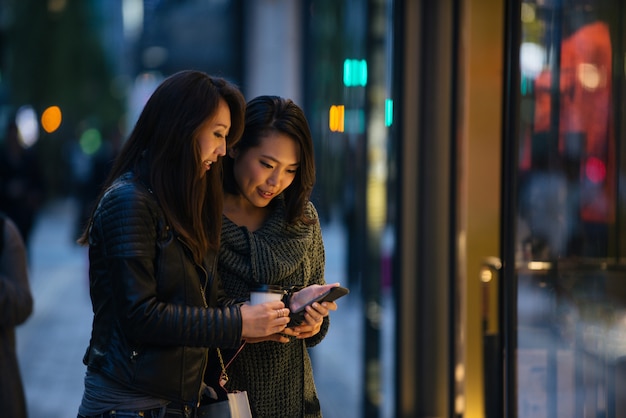 Due amiche che si incontrano a Tokyo