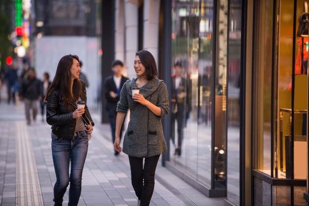 Due amiche che si incontrano a Tokyo