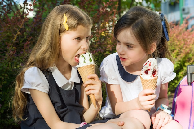 Due amiche di 7 anni che mangiano il gelato