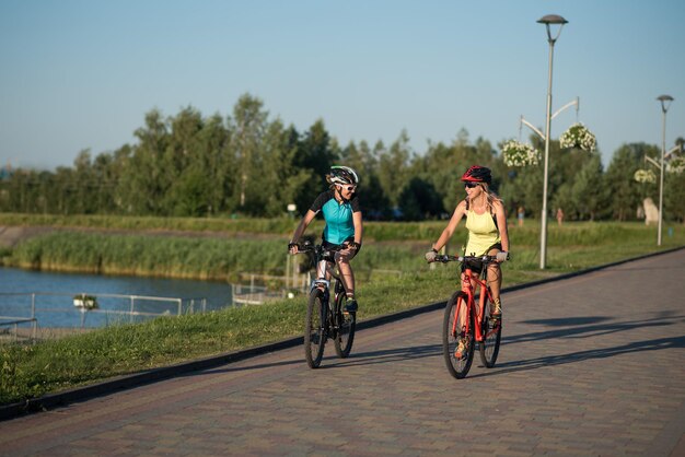 Due amiche donne sulle bici al parco