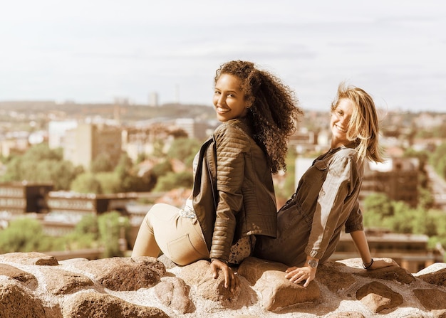 Due amiche felici che si godono il concetto di vista sullo skyline della città