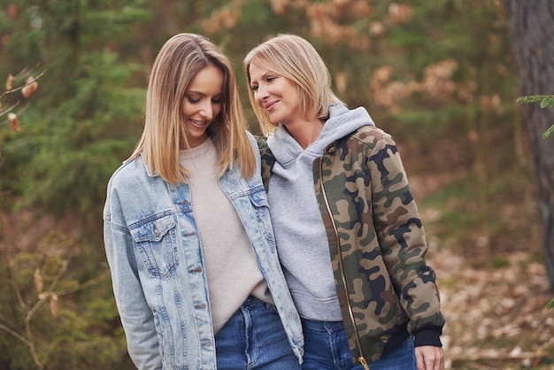 Due amiche o coppia lgnt in legno