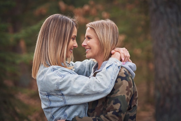 Due amiche o coppia lgnt in legno