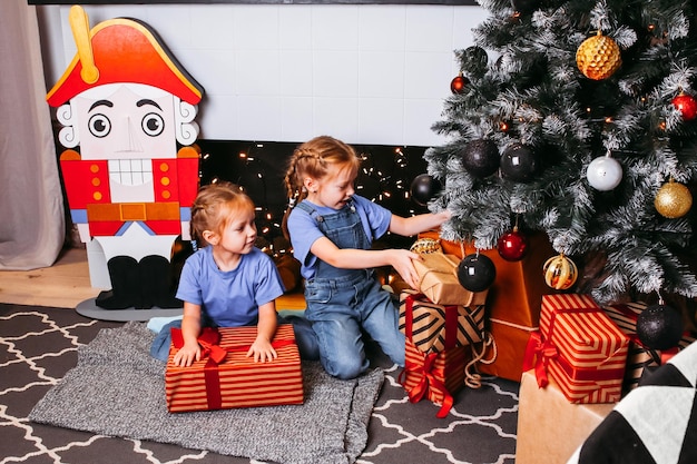 Due amiche o sorelle d'infanzia sono alla ricerca di fantastici regali per Capodanno o Natale