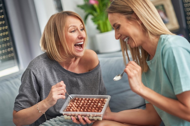 Due amiche o una coppia lgbt in soggiorno