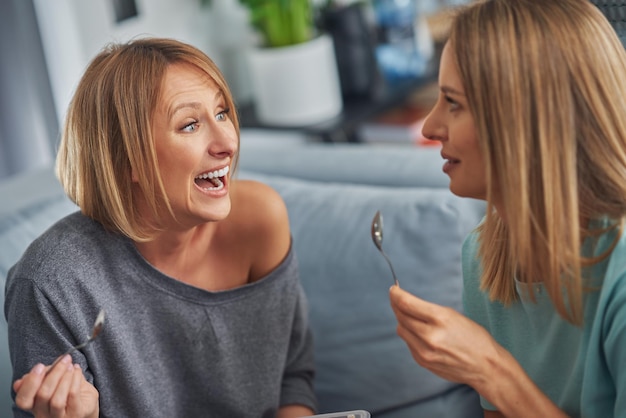 Due amiche o una coppia lgbt in soggiorno