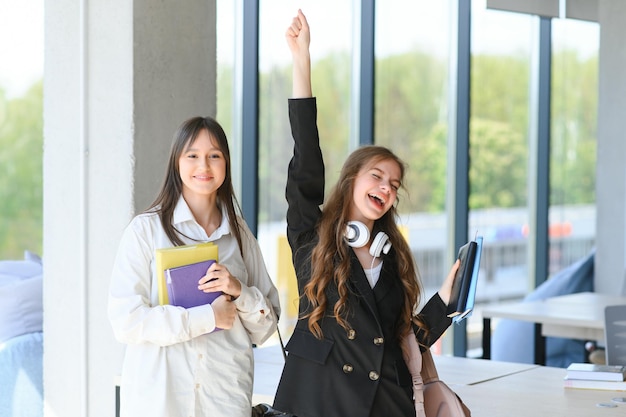 Due amiche ragazze studentesse Studentesse felici sono soddisfatte dei loro studi Esami ben superati