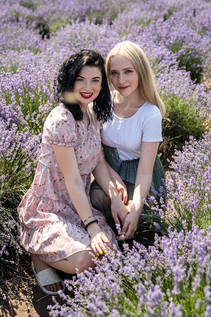 Due amiche si divertono su un campo di lavanda