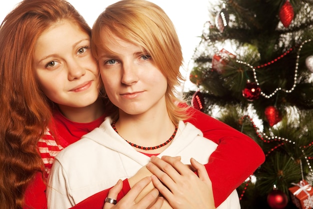 Due amiche vicino all'inverno tre felice anno nuovo