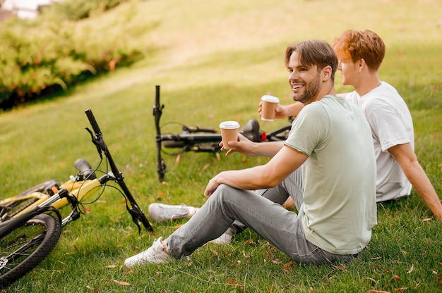 Due amici che fanno una pausa caffè dopo il loro allenamento in bicicletta