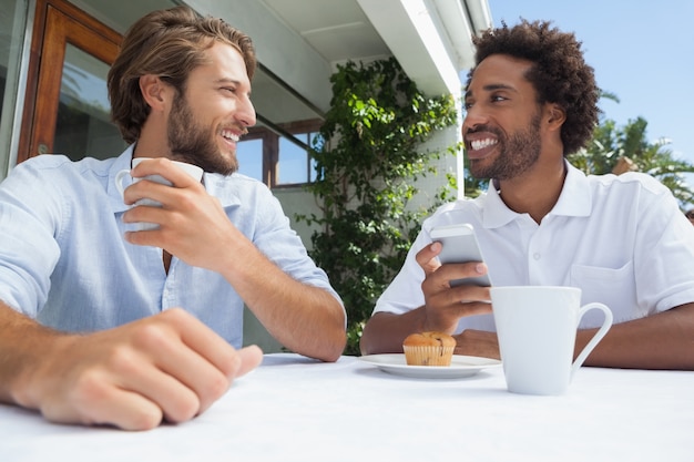 Due amici che godono insieme del caffè