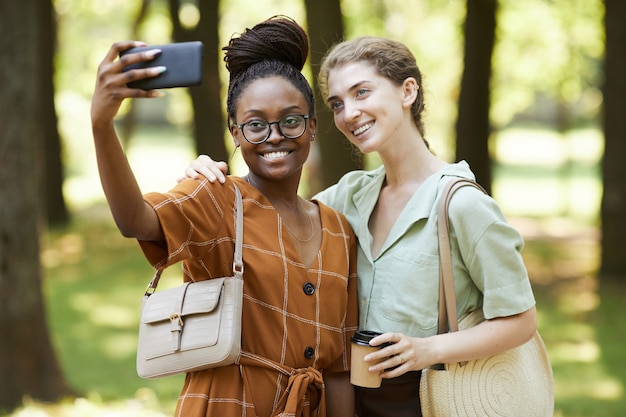 Due amici che scattano foto nel parco