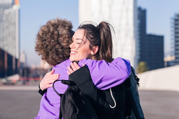 Due amici che si abbracciano prima di correre in città