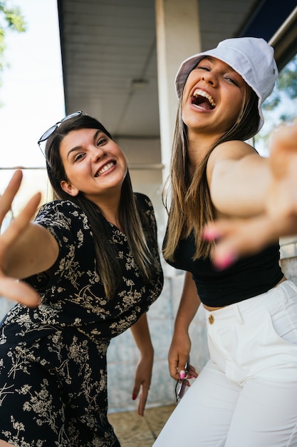 Due amici che sorridono e che si divertono.