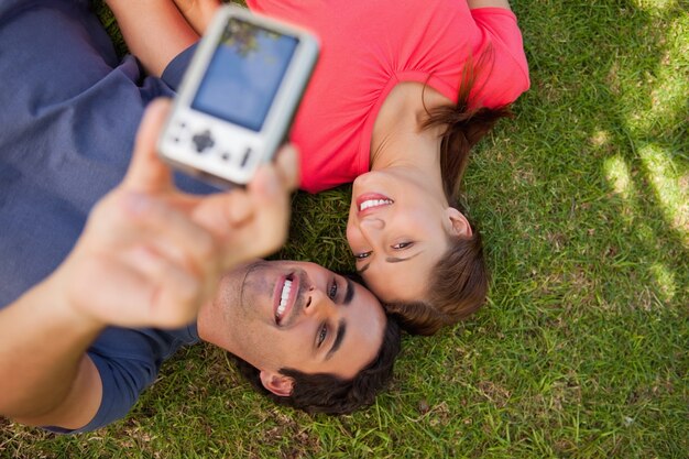 Due amici che utilizzano una macchina fotografica mentre si trovano fianco a fianco