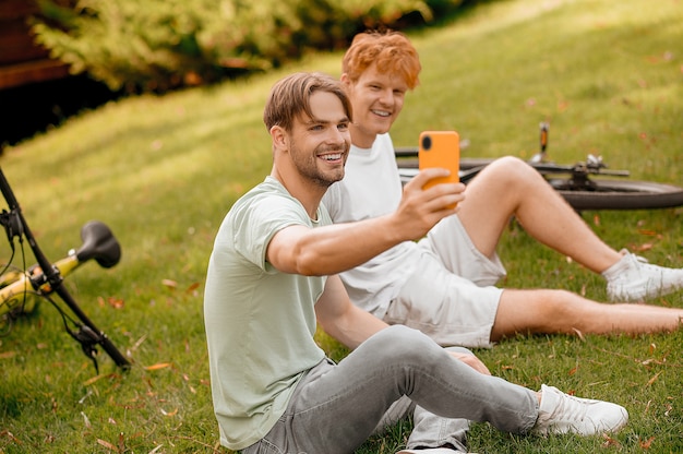 Due amici gioiosi che si fanno selfie con il cellulare