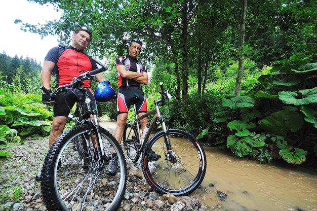 due amici si divertono all'aria aperta nella natura e vanno in mountain bike