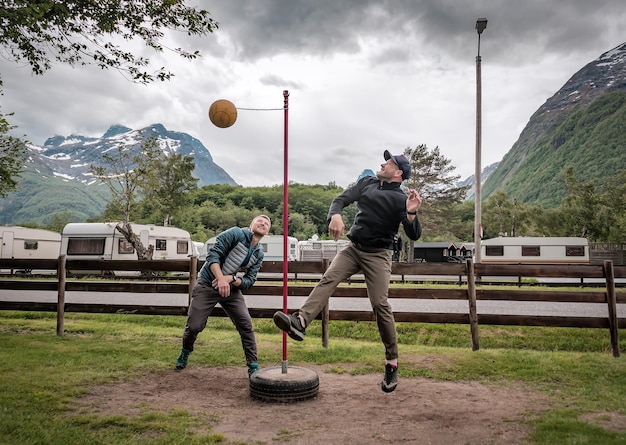 Due amici stanno giocando a tetherball