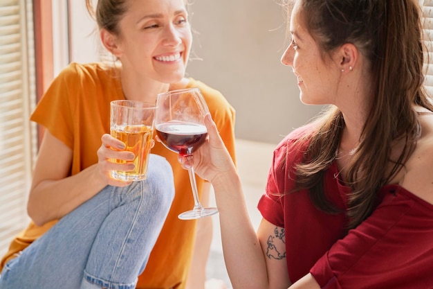 Due amici trascorrono del tempo insieme bevendo vino e succo di frutta
