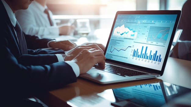 Due analisti lavorano su un portatile che mostra l'analisi dei dati aziendali e il sistema di gestione dei dati