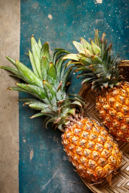 Due ananas in un cesto di vimini, vista dall'alto