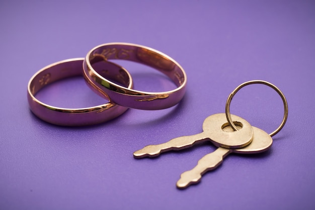 Due anelli di fidanzamento tradizionali in oro per matrimonio