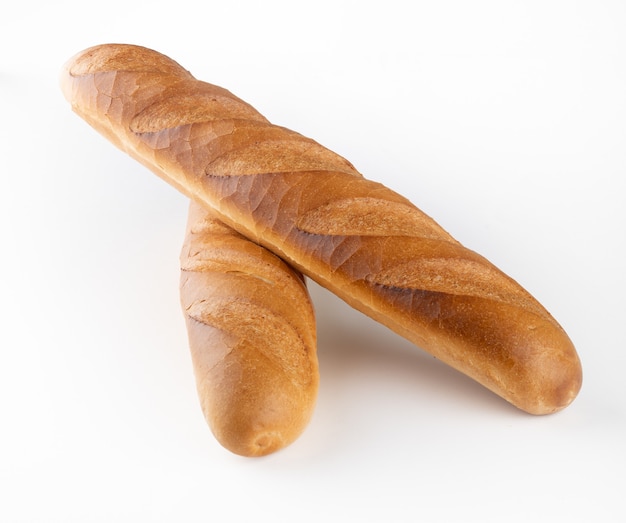 Due baguette del grano su bianco