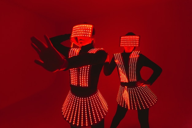 Due ballerini da discoteca si muovono in costumi UV.