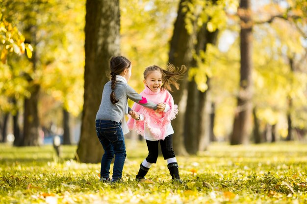 Due bambine al parco d'autunno