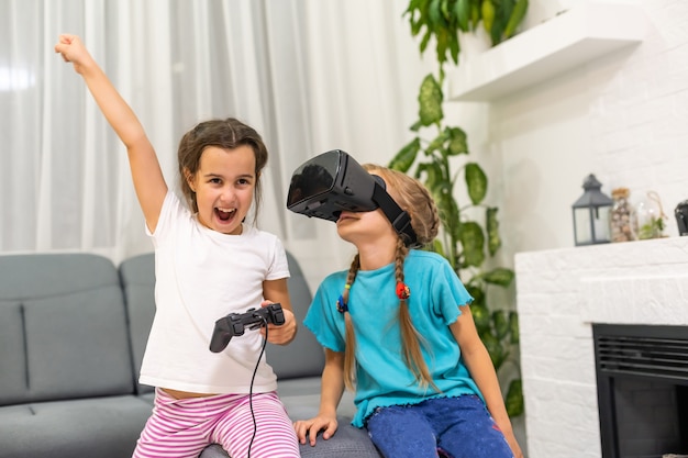 due bambine che giocano ai videogiochi occhiali per realtà virtuale