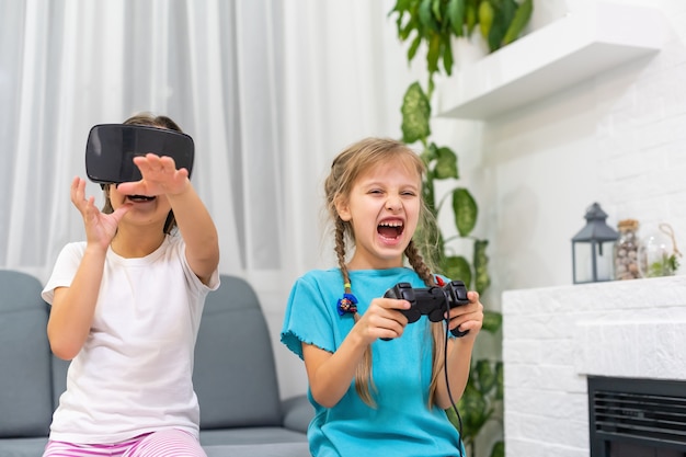 due bambine che usano gli occhiali delle cuffie da realtà virtuale. concetto di moderne tecnologie