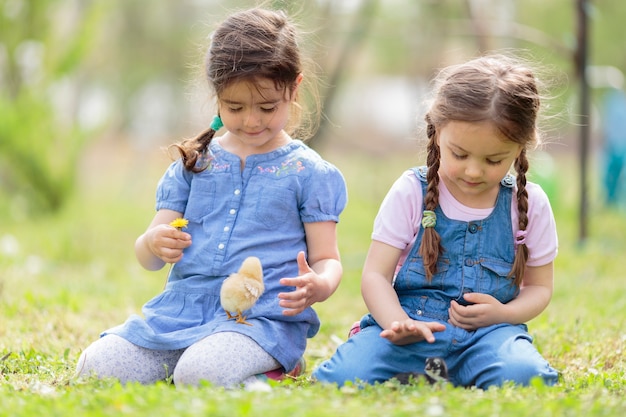 Due bambine con galline