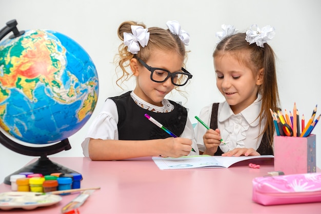 due bambine felici che dipingono in classe