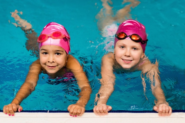 Due bambine in piscina.