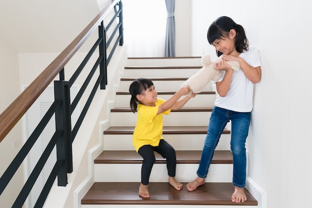 Due bambine litigano per l'orso