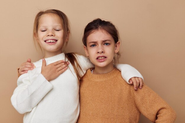 Due bambine sorridenti amicizia insieme stile di vita infanzia