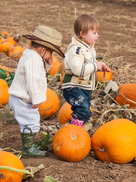 Due bambini al campo delle zucche.