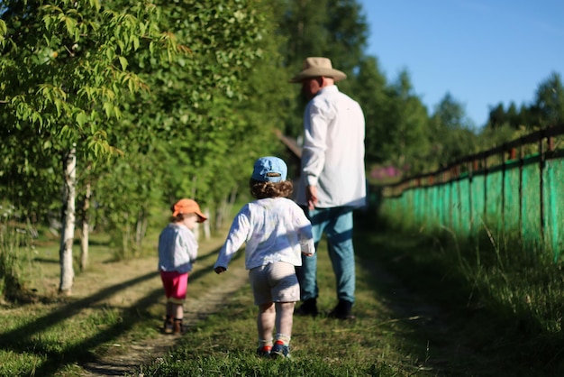 Due bambini camminano nonno